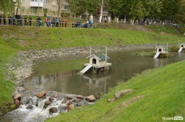 У Луцьку поряд з «Сіті-парком» відкрили Міст закоханих. ФОТО