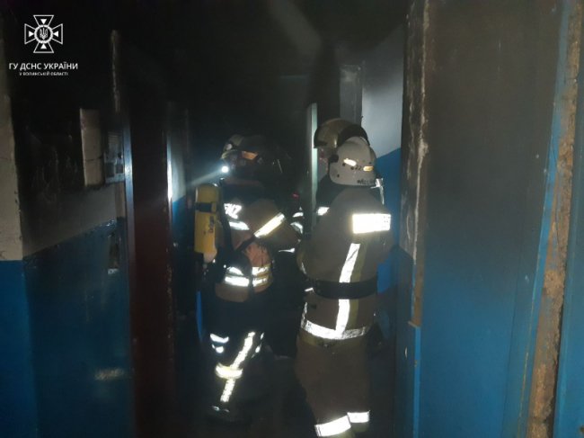 На Харківщині волинські рятувальники ліквідували пожежу в квартирі 9-поверхового будинку. ФОТО