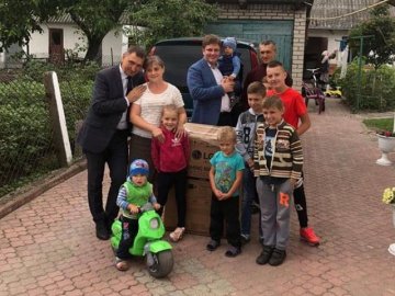 Ковельська багатодітна родина отримала в подарунок пральну машинку
