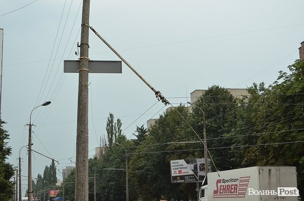 У Луцьку вітер звалив дерево на стовп: лінії електропередач валяються на дорозі. ФОТО. ОНОВЛЕНО