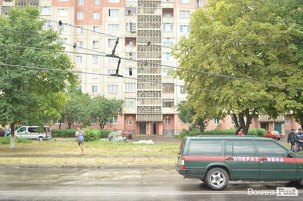 У Луцьку вітер звалив дерево на стовп: лінії електропередач валяються на дорозі. ФОТО. ОНОВЛЕНО