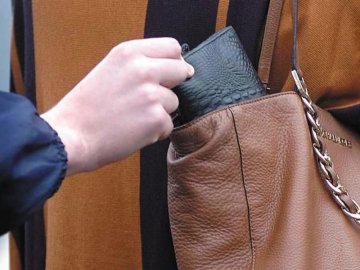 У волинянки в магазині поцупили з сумки телефон