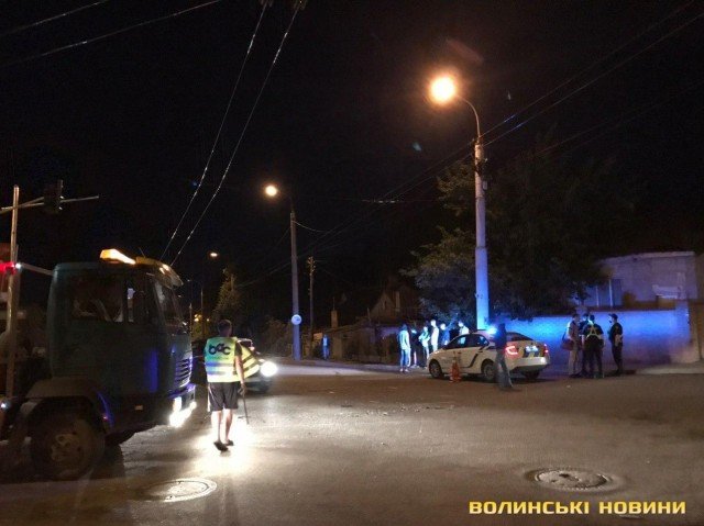 У Луцьку вночі бус протаранив легковика. ФОТО