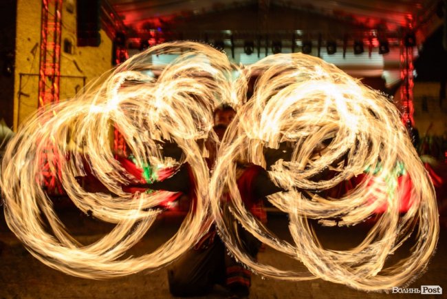 Вогонь у лініях і візерунках із «Ночі у Луцькому замку». ФОТО