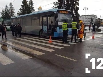 У центрі Луцька автобус збив велосипедистку. ВІДЕО