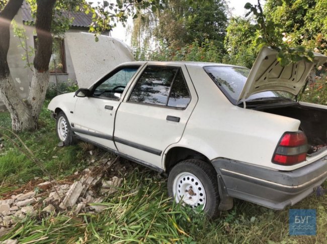 На Волині легковик злетів з траси і врізався у паркан. ФОТО