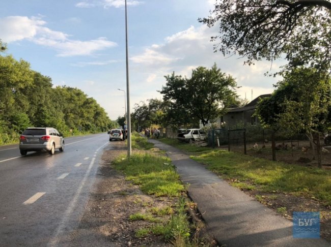 На Волині легковик злетів з траси і врізався у паркан. ФОТО