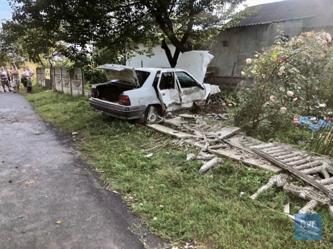 На Волині легковик злетів з траси і врізався у паркан. ФОТО