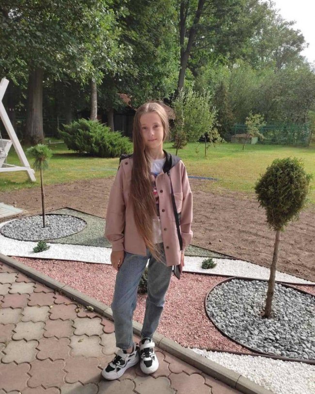 У Луцьку школярка відрізала коси, аби допомогти ЗСУ. ФОТО