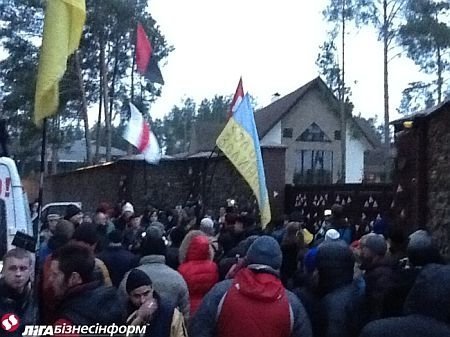 Автомайданівці навідалися до голови МВС. ФОТО