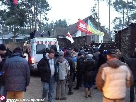 Автомайданівці навідалися до голови МВС. ФОТО