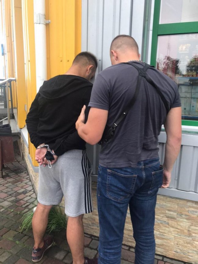 У Луцьку затримали хлопця, який збував наркотики і психотропи великими партіями