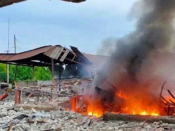 На Дніпропетровщині окупанти обстріляли  центр села і склад із 40 тоннами зерна