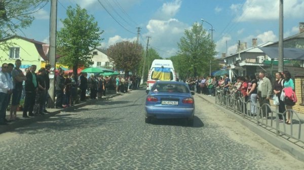 Волиняни на колінах зустрічали тіло загиблого героя Івана Сотника. ФОТО. ВІДЕО