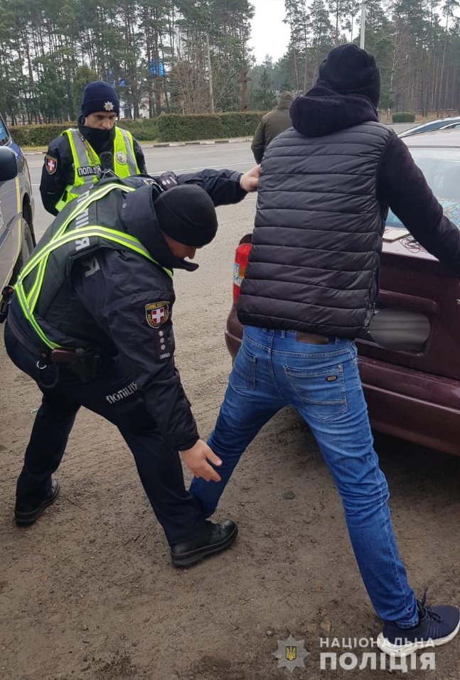 Шукав закладку: у Луцьку викрили двох наркоділків. ФОТО