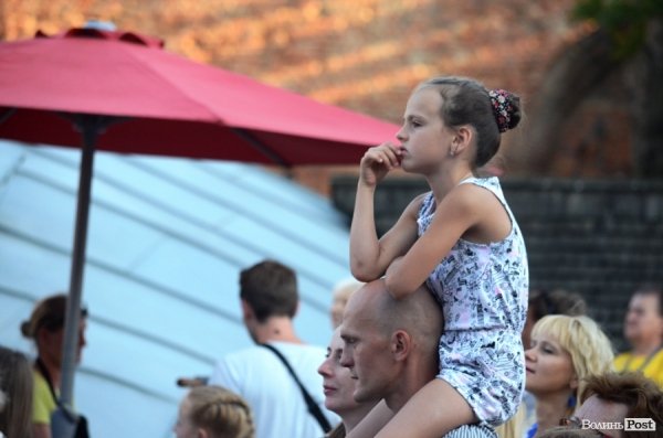 Найменші глядачі «Поліського літа» на плечах в батьків. ФОТОРЕПОРТАЖ
