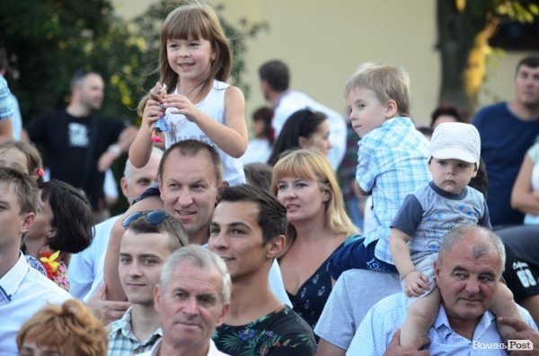 Найменші глядачі «Поліського літа» на плечах в батьків. ФОТОРЕПОРТАЖ