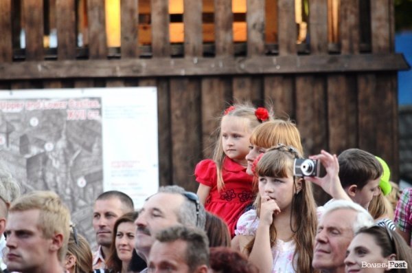 Найменші глядачі «Поліського літа» на плечах в батьків. ФОТОРЕПОРТАЖ
