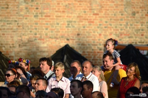 Найменші глядачі «Поліського літа» на плечах в батьків. ФОТОРЕПОРТАЖ