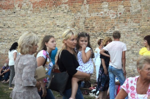 Найменші глядачі «Поліського літа» на плечах в батьків. ФОТОРЕПОРТАЖ