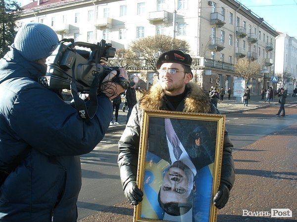 У Луцьку плювали в портрети Януковича. ФОТО