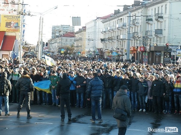 У Луцьку плювали в портрети Януковича. ФОТО