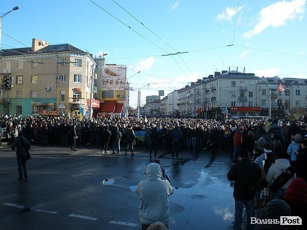 У Луцьку плювали в портрети Януковича. ФОТО