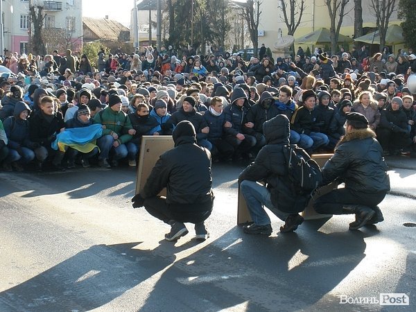 У Луцьку плювали в портрети Януковича. ФОТО