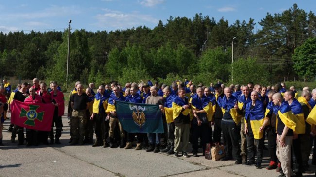 Великий обмін: Україна звільнила 390 захисників з російського полону. Це лише перший етап