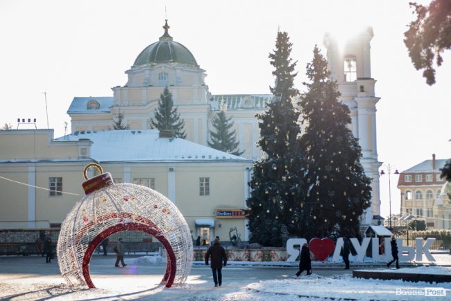 Луцьк – у кришталевій паморозі: казкові світлини різдвяного ранку. ФОТО