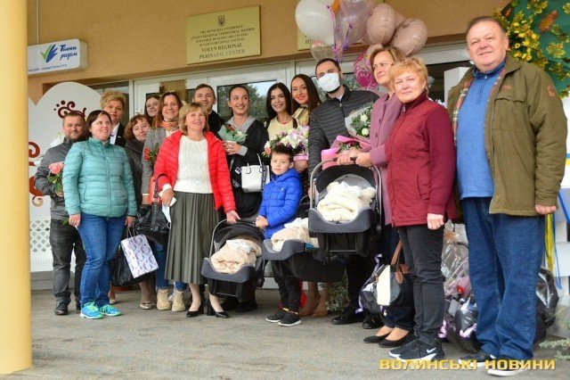 Четверта трійня у «Будинку щастя»: з перинатального центру виписали луцьку модель з донечками. ФОТО