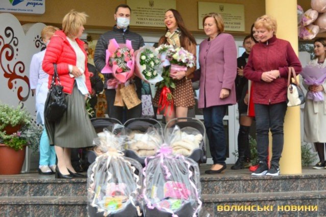 Четверта трійня у «Будинку щастя»: з перинатального центру виписали луцьку модель з донечками. ФОТО