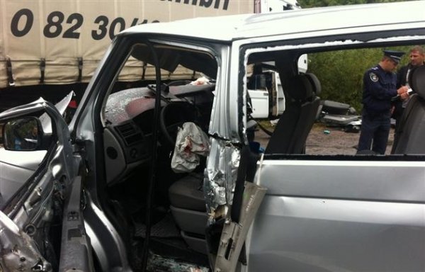 Смертельне зіткнення вантажівки та двох бусів на Закарпатті. ФОТО. ВІДЕО