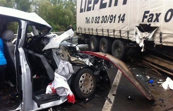 Смертельне зіткнення вантажівки та двох бусів на Закарпатті. ФОТО. ВІДЕО