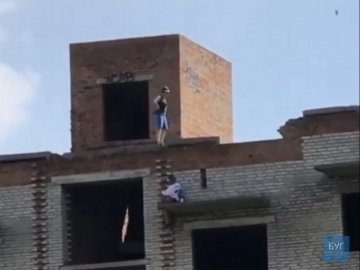 На Волині покарали батьків дітей, які влаштували небезпечні розваги у закинутій недобудові