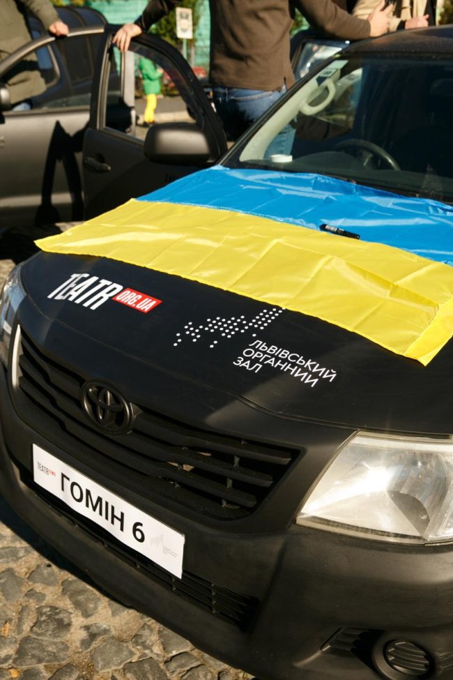 У Луцьку хор «Гомін» і TEATR.org.ua передали 25 автомобілів для ЗСУ