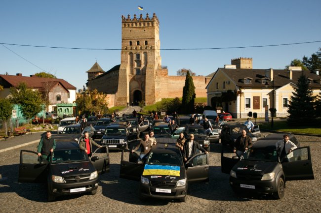 У Луцьку хор «Гомін» і TEATR.org.ua передали 25 автомобілів для ЗСУ