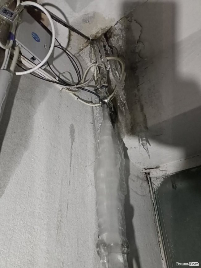 У Луцьку через прорив стічної труби затопило під’їзд і шахту ліфта: що каже ЖЕК