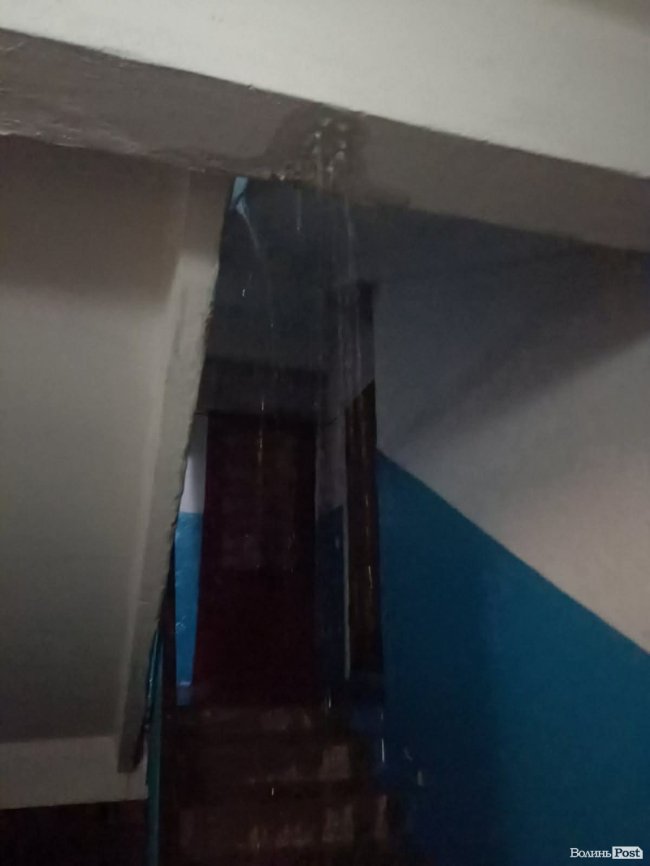 У Луцьку через прорив стічної труби затопило під’їзд і шахту ліфта: що каже ЖЕК