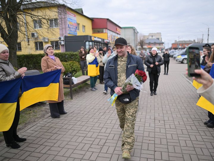 На Волині зустріли звільненого з російського полону 47-річного воїна Василя Луцика