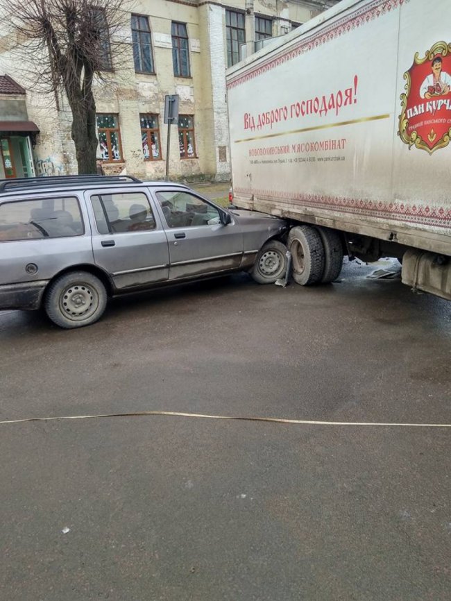 Аварія в Ковелі: легковик в'їхав у вантажівку