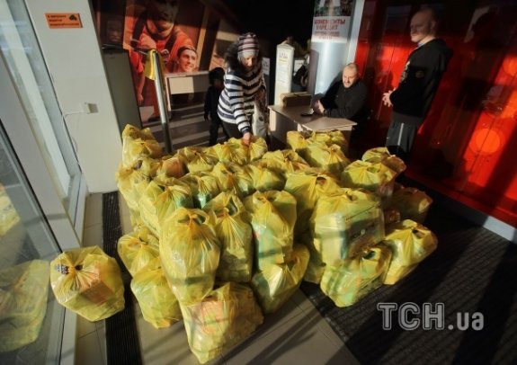 У Донецьку люди вистоюють черги на морозі за гуманітаркою. ФОТО