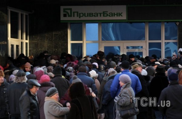 У Донецьку люди вистоюють черги на морозі за гуманітаркою. ФОТО