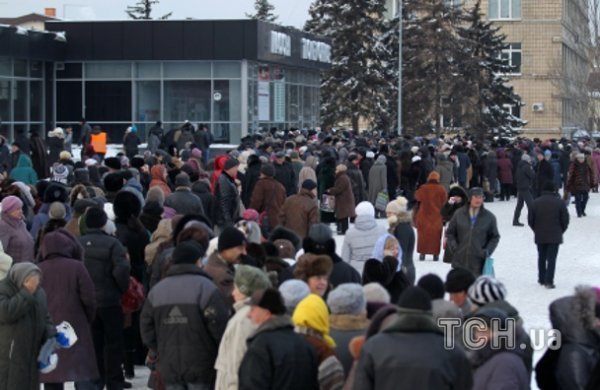 У Донецьку люди вистоюють черги на морозі за гуманітаркою. ФОТО