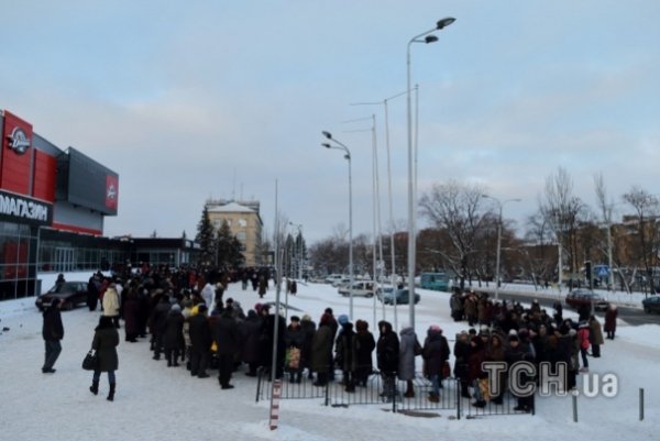 У Донецьку люди вистоюють черги на морозі за гуманітаркою. ФОТО
