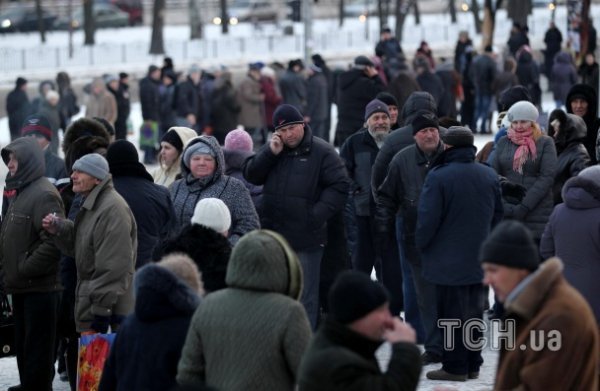 У Донецьку люди вистоюють черги на морозі за гуманітаркою. ФОТО