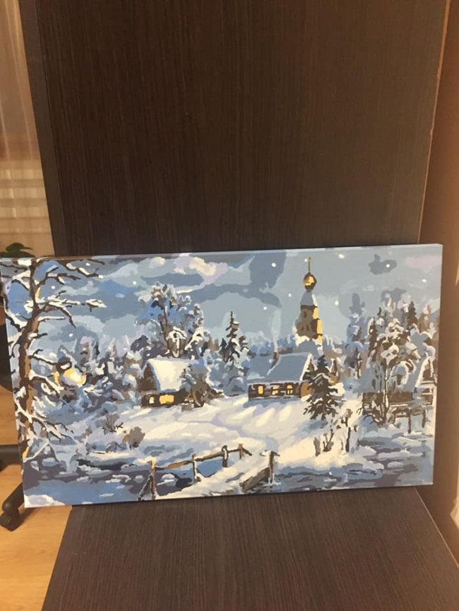 У Луцьку продають картини маленької рівненчанки з ДЦП. ФОТО