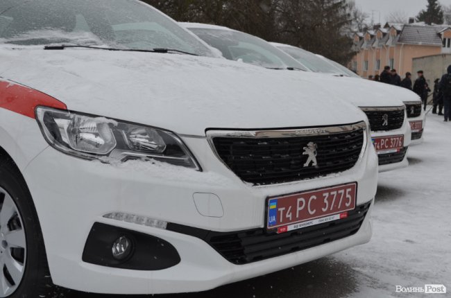 У Луцьку сімейним лікарям вручили ключі від новеньких автівок. ФОТО