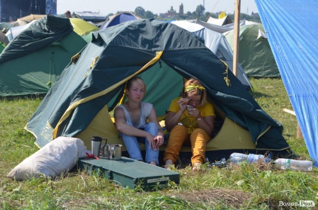 Спека в наметах і аншлаг у зоні купання: як фестивалить «Бандерштат». ФОТО