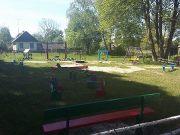 Без нардепів і фондів: у селі на Волині люди власноруч облаштували дитячий майданчик